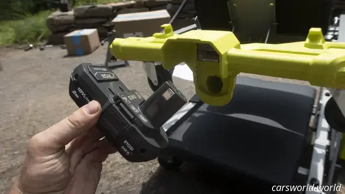 Обзор двухфункциональной поддушки и сиденья Ryobi: удобный табурет с фонариками