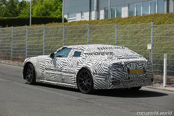 2027 Jaguar EV Type 00 spiata vicino al Nurburgring
