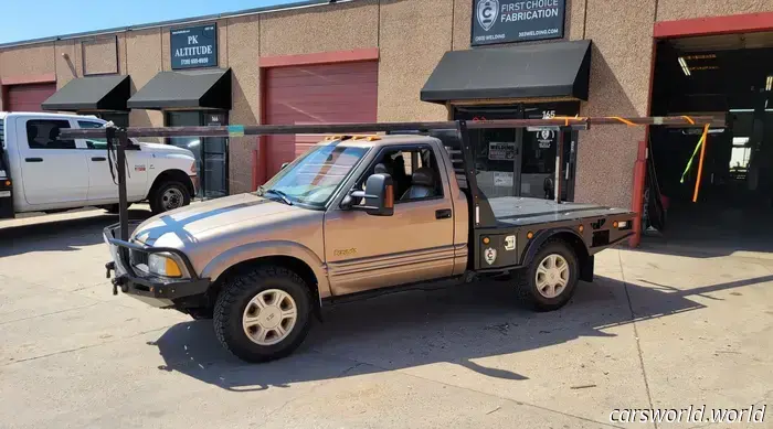 La costruzione di questo camion da lavoro Oldsmobile Bravada a pianale ha richiesto 500 ore. Mostra