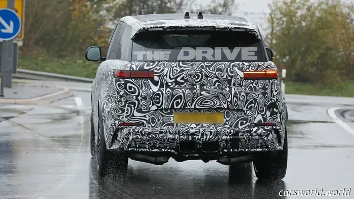 Range Rover Sport SV 2027 recibe escape central al estilo Porsche: fotos espía