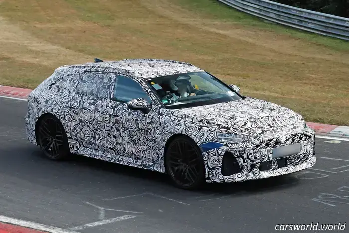 La prossima generazione dell'Audi RS6 Avant è stata avvistata in prova al Nürburgring e sembra un ibrido plug-in (PHEV).