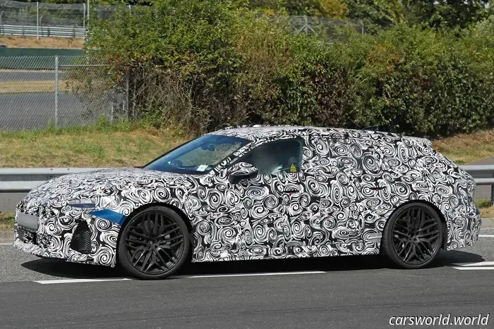 La prossima generazione dell'Audi RS6 Avant è stata avvistata in prova al Nürburgring e sembra un ibrido plug-in (PHEV).