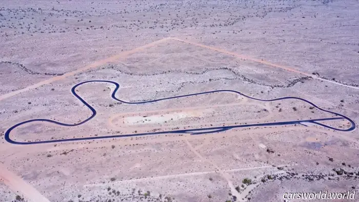 Эта заброшенная гоночная трасса находится почти в 30 милях от ближайшей асфальтированной дороги.