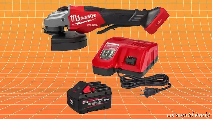 Risparmia $290 su un kit Milwaukee con smerigliatrice, batteria e caricabatterie da The Home Depot per un altro giorno