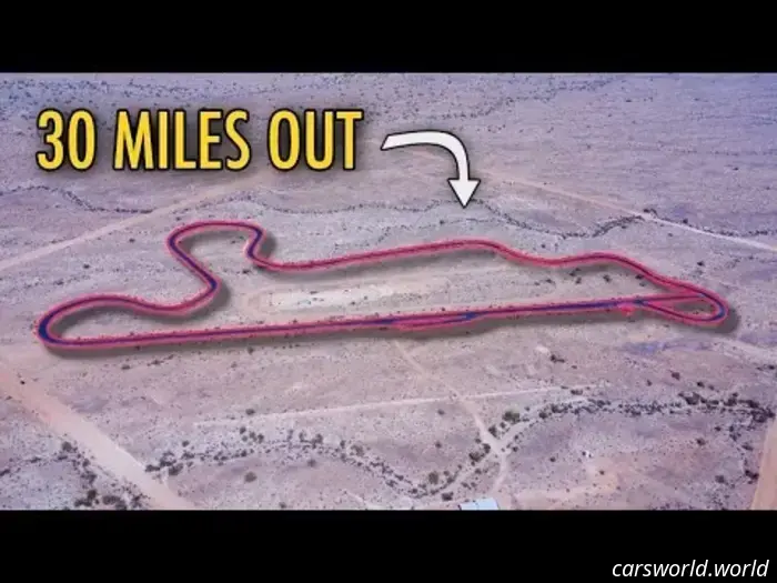 Questa pista da corsa abbandonata si trova a quasi 30 miglia dalla strada asfaltata più vicina.