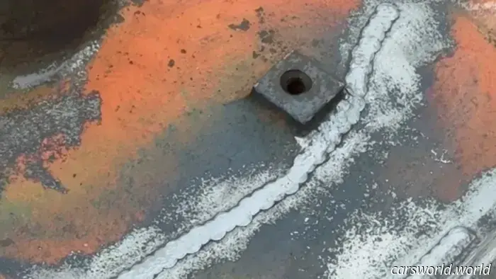 Observe a los Maquinistas Unir un Bloque de Motor Agrietado Sin una Sola Soldadura