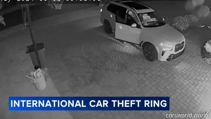 Полицейские возвращают роскошные автомобили на сумму 6 миллионов долларов, украденные грабителями перед отправкой в Африку