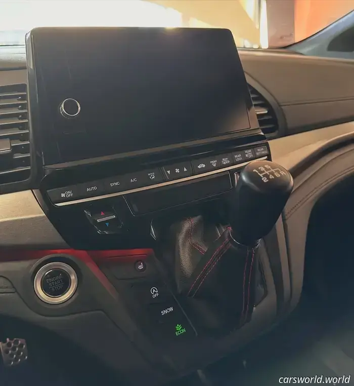 Honda Odyssey Equipped with a Civic Type R Engine and 6-Speed Manual Dominates SEMA
