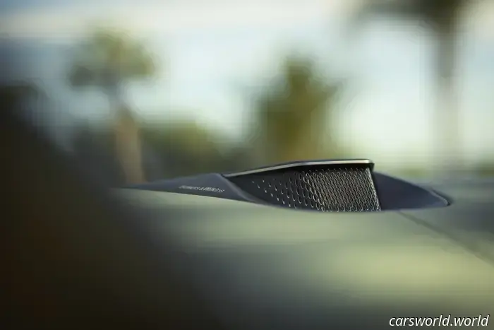 El Aston Martin Vanquish Volante 2026 es el Convertible con Motor Delantero Más Rápido del Mundo