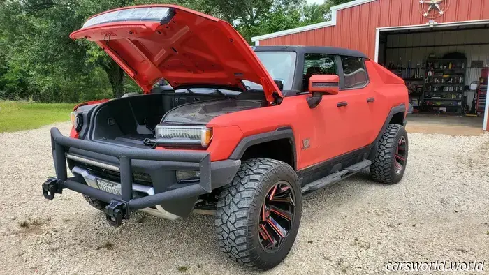 Едва управляемый, очень красный Apocalypse Hummer EV ищет Новый дом