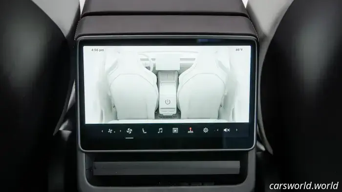 Los coches están atrapados en un ciclo interminable de pantallas más grandes que a nadie le gustan de verdad.