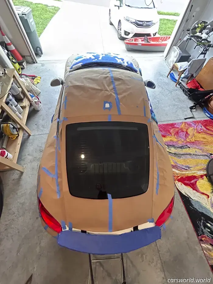 Come e perché questa Porsche Cayman indossa un rivestimento in moquette