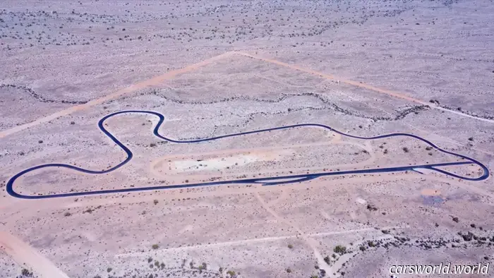 Questa pista da corsa abbandonata si trova a quasi 30 miglia dalla strada asfaltata più vicina.