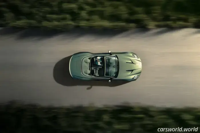 El Aston Martin Vanquish Volante 2026 es el Convertible con Motor Delantero Más Rápido del Mundo