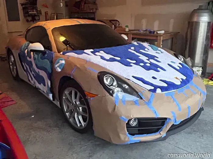 Come e perché questa Porsche Cayman indossa un rivestimento in moquette