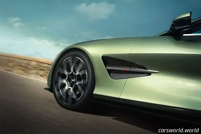 El Aston Martin Vanquish Volante 2026 es el Convertible con Motor Delantero Más Rápido del Mundo