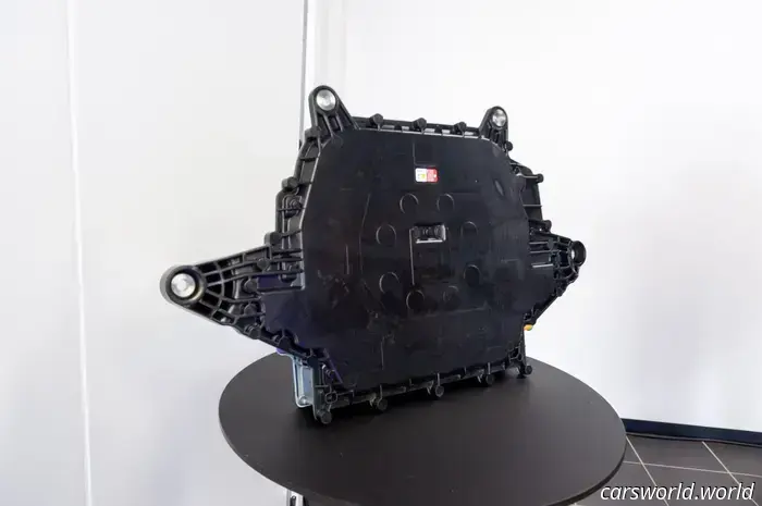 Porsche non può aggiungere la ricarica wireless alla Macan e alla Taycan EV perché la piastra induttiva non si adatta.