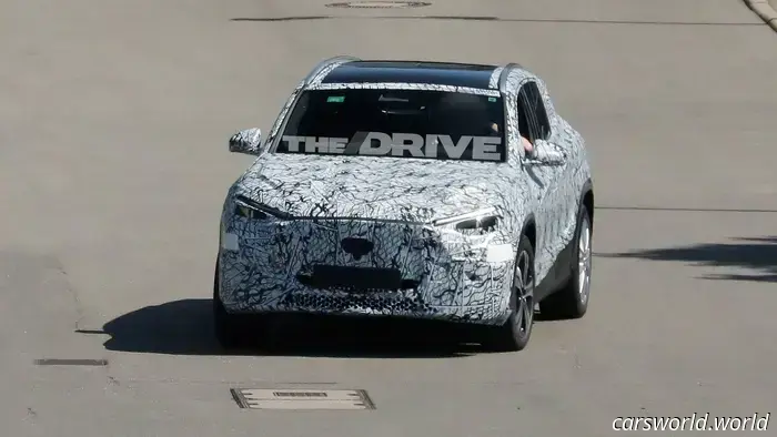 Mercedes-Benz GLA 2026 года выглядит крошечным на новых шпионских снимках