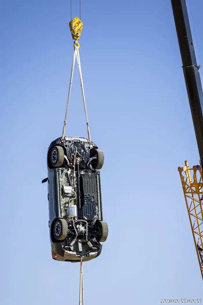 Honda Colgó 3 Nuevos SUV Passport De una Grúa para Mostrar Lo Resistente que Es