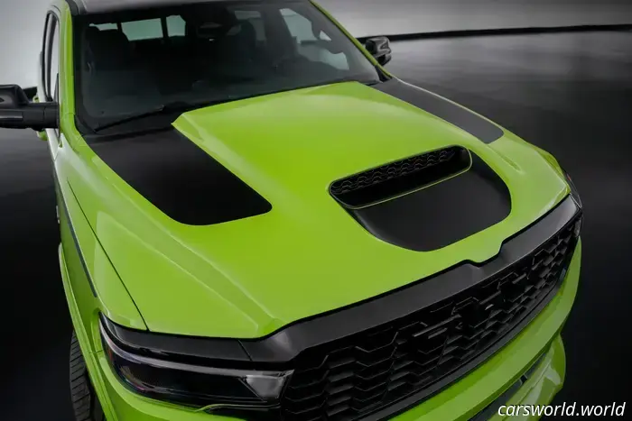 Ram спроектировала собственный держатель ковбойской шляпы на приборной панели