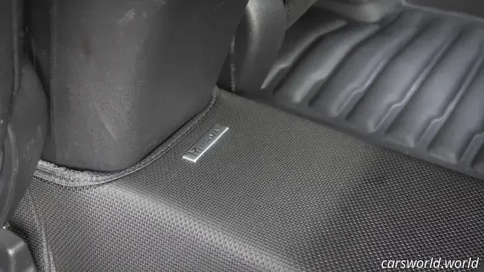 Автомобильные коврики TuxMat преобразили этот Honda Civic, придав ему вид представительского автомобиля.