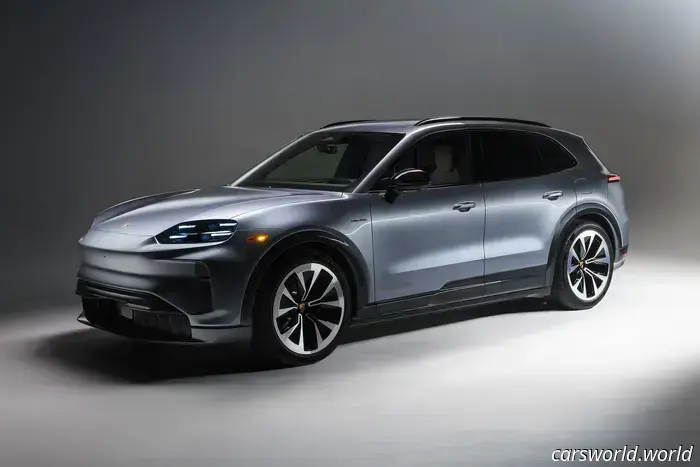 La Porsche Cayenne Electric 2026 è un veicolo elettrico da 111.000 dollari che può ricaricarsi senza fili
