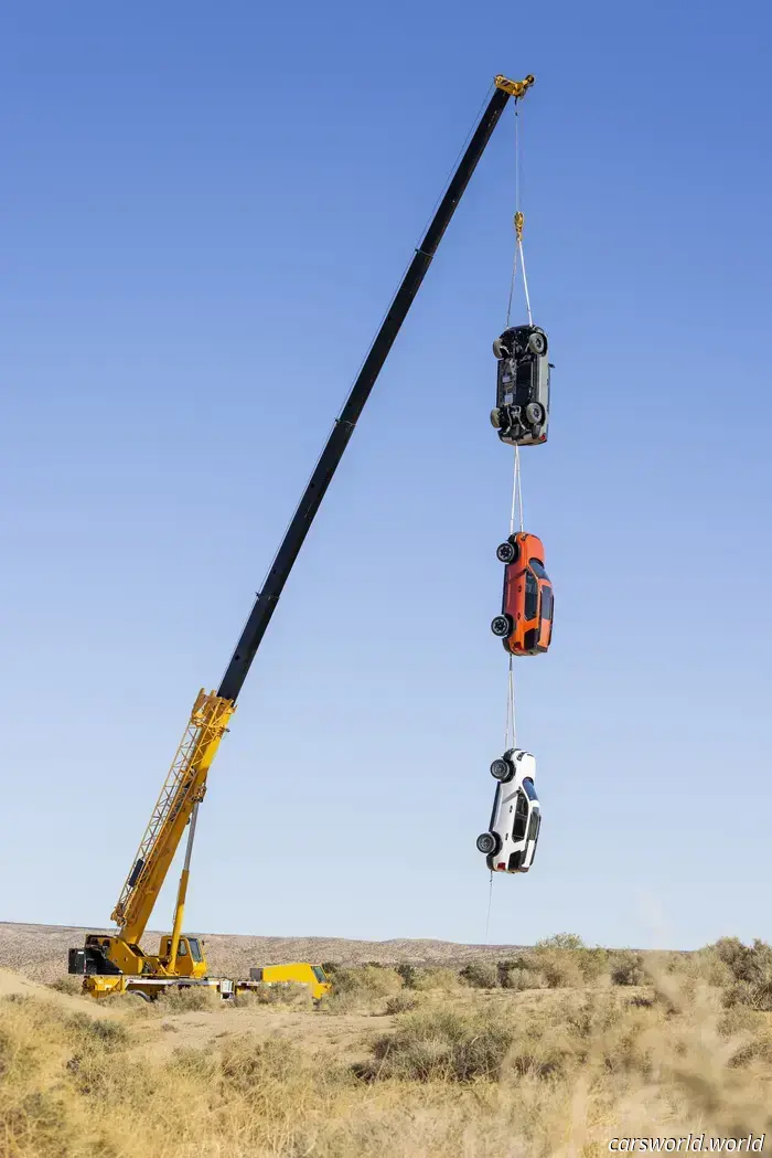 Honda Colgó 3 Nuevos SUV Passport De una Grúa para Mostrar Lo Resistente que Es