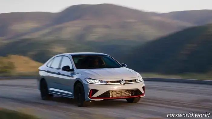 JAMES LIPMAN

Крупнейшие автомобильные новости и обзоры, без чепухи

Наша бесплатная ежедневная рассылка присылает истории, которые действительно имеют значение, прямо вам в почту каждый будний день.

На первый взгляд Jetta GLI 2025 года от Volkswagen кажется непримечательной. У неё нет кричащей внешности, которая есть у некоторых конкурентов, и в мире, где даже семейные кроссоверы могут разгоняться до 60 миль/ч менее чем за 6 секунд, она не поразит вас своей динамикой.

Мы живём в эпоху, когда окно Овертона в отношении мощности и размеров сдвинулось в абсурдную сторону. GLI идет вразрез с этим абсурдом. Но это не значит, что она предлагает вам смириться с меньшим. Скорее, она убедительно показывает, каким должен быть универсальный спортивный автомобиль для повседневной езды.

Моё первое впечатление от этой машины было, признаюсь, сдержанным. Я невольно спрашивал себя: «Для кого это вообще? Если мне нужен спортивный автомобиль для ежедневных поездок, почему бы не потратить чуть больше и не взять что-то с куда большей мощностью? А если нужно возить вещи и людей, не стоило бы смотреть в сторону чего-то побольше?» Тем не менее чем больше я ездил на GLI, тем лучше я её понимал. К концу недели она полностью меня покорила простым фактом: в некотором смысле GLI больше похожа на настоящий GTI, чем сам GTI, который больше не предлагается с механикой.

VW

Основное

Jetta GLI 2025 года — это спортивный седан, находящийся на вершине иерархии Jetta у Volkswagen и являющийся седанным «родственником» Golf GTI. В то время как стандартная Jetta — это обычный компактный седан, GLI (что расшифровывается как Grand Luxury Injection) берет за основу формулу повседневного автомобиля стандартной Jetta. Она ужесточает подвеску, добавляет спортивные элементы в оформлении и устанавливает проверенный 2,0-литровый четырехцилиндровый турбодвигатель VW.

В 2025 году Jetta получила свою первую крупную косметическую модернизацию за семь лет. Самые заметные изменения спереди. Огромная решетка предыдущей GLI теперь стала меньше и более асимметричной. Это изменение, вместе с более короткими и широкими фарами, парадоксальным образом придаёт автомобилю более спортивный и сдержанный вид. Силуэт остальной части машины по сути не изменился, сохранив фирменные тонкие красные акценты линии GLI. На большинстве цветов эти небольшие вкрапления красного выглядят отлично, но на машине нашего теста с краской King's Red Metallic они терялись на общем фоне.

Тот факт, что Jetta GLI считается «компактным» автомобилем, многое говорит о том, насколько увеличились машины за последнее десятилетие. Не позволяйте устаревшей терминологии вводить в заблуждение — в этом «компакте» с лёгкостью разместятся четыре взрослых человека с багажом. И хотя несколько лет назад VW перестал делать интерьеры нижних моделей приближёнными к уровню Audi, салон всё ещё хорошо продуман и использует качественные материалы. Мягкие на ощупь пластики и кожа находятся там, где вы их чаще всего заметите, а жёсткий пластик применён в местах, которые обычно находятся вне поля зрения. В GLI также используются глянцево-чёрные поверхности, которые трудно содержать в чистоте. Я бы не счёл это критическим недостатком, особенно учитывая, что худшим виновником по дальности остаётся сенсорный экран мультимедиа, который магнит для отпечатков в большинстве современных машин.

Audrey Holden

Езда на VW Jetta GLI

Двигатель EA888 в различных модификациях производится с 2009 года и не просто так. Версия под капотом выдаёт 228 л.с. и 258 фунт-фут крутящего момента уже при 1 700 об/мин, что создаёт прекрасно используемую линейку мощности. Шестиступенчатая механическая коробка передач доставляет большое удовольствие: механические ходы и легкое, но информативное сцепление приятны в использовании.

При всех своих игровых качествах GLI — отличный автомобиль для ежедневных поездок и шоссе. На трассе она гораздо тише, чем Civic Si или Acura Integra A-Spec, и поглощала все, кроме самых худших неровностей, которые могли встретиться на дорогах Лос-Анджелеса.

Экран мультимедиа в GLI — тот же, что установлен во многих VW с 2018 года. Он устарел, но прост в управлении. Моё главное нарекание — плохо работающие ёмкостные сенсорные элементы управления, которые мучают VW уже много лет. В 2025 году об этом почти клише говорить. И хотя VW начал заменять их физическими органами управления во многих своих моделях, эти сенсорные элементы непонятно почему остались в новой GLI 2025 года.

Я часто езжу на VW и уже выучил расположение кнопок на руле. Тем не менее к сенсорным элементам GLI я так и не привык. Те немногие, которые можно нащупать на ощупь, например регулировка громкости или круиз-контроль, реагируют с ощутимой задержкой и иногда требуют нескольких прикосновений, чтобы сработать. Другие функции, например климат-контроль, не менее глупы и почти невозможно найти вслепую. Это не столько система, к которой вы лучше привыкнете со временем, сколько то, с чем вы научитесь мириться.

VW JAMES LIPMAN

Но есть и хорошие новости. Некоторые элементы управления физические, и один из них отвечает за лучшую опцию в машине: регулируемые демпферы. GLI чувствует себя комфортно и в режимах Comfort, и Normal. Даже в режиме Sport GLI оставалась удобной на всех, кроме самых худших дорог Лос-Анджелеса. И это не значит, что в Sport всё слишком мягко. В этом режиме машина становится очень отзывчивой благодаря жёстким демпферам, более тяжёлому и информативному рулю и более резкой реакции на газ.

Jetta GLI доставляет удовольствие на горных серпантинах. Поскольку пиковый крутящий момент доступен внизу шкалы оборотов, вы практически никогда не ошибаетесь с передачей. Когда же вы решаете выжать все 228 л.с., полоса мощности плавная, а мотор даёт приятный звук. По сегодняшним меркам это может показаться недостаточно мощным, но она никогда не оставляет чувства, что хотелось бы большего. Однако если VW хочет, чтобы GLI оставалась конкурентоспособной с соперниками вроде Elantra N с 286 л.с., возможно, стоит немного поднять мощность.

Заметно отсутствует функция синхронизации оборотов (rev-matching), которая есть у многих конкурентов GLI. Если вы предпочитаете как можно меньше электронных помощников, это может оказаться приятным отсутствием. Однако расстояние между педалями не идеально для торможений с приёмом «heel-and-toe» в любой ситуации, кроме очень агрессивного торможения, и мне бы хотелось, чтобы функция подгазовки при переключениях хотя бы была доступна в виде опции.

Плюсы и минусы

GLI легко приспосабливается к любым задачам. Четверо взрослых чувствуют себя очень комфортно, багажника хватает, а ход подвески плавный. И когда захочется немного повеселиться, GLI с радостью это устроит. Если вы, как и я, склонны чаще оставлять её в спортивном режиме, машина будет постоянно находить способы улыбнуть вас. И что лучше всего — Jetta GLI делает всё это за умеренные деньги.

VW

В целом ёмкостные сенсорные органы управления всегда были лишь раздражающими и портили общее впечатление. Мне также не хватало прежних интерьерных решений VW. В последние модели Jetta вернулись более бюджетные материалы, такие как жёсткий пластик, по сравнению с другими VW вроде Golf, которые ощущались и выглядели почти как Audi. GLI в этом поколении стала лучше, но Volkswagen в целом сделал небольшой шаг назад. Они всё ещё соответствуют или даже превосходят конкурентов, но мои ожидания от бренда выше.

Особенности, опции и конкуренты VW Jetta GLI

В отличие от модели 2024 года, Jetta GLI 2025 предлагается ровно в одной комплектации: топовой Autobahn. В комплектации Autobahn вы получаете такие опции, как кожаные сиденья, круиз-контроль с радаром, подогрев и вентиляция сидений, а также люк. Пакет «Black» за $650, которым был оснащён наш тестовый автомобиль, меняет стандартные крышки зеркал и колёса на чёрные — это единственная опция. Единственный выбор, который вам предстоит сделать, — между двумя отличными трансмиссиями: «невероятно, что это всё ещё доступно» шестиступенчатой механикой или быстрой семиступенчатой коробкой DSG.

VW, Audrey Holden

Если вы ищете спортивный автомобиль для ежедневных поездок в ценовом диапазоне низкого–среднего уровня $30k, выбор ограничен. К счастью, среди этих вариантов есть одни из лучших современных машин, и конкуренция жёсткая. Самый похожий автомобиль на GLI — Hyundai Elantra N. У N больше мощности, и он также доступен с механикой. Его стиль куда более заметный, но хорошо это или плохо — зависит от покупателя. Следующим ближайшим конкурентом является Honda Civic Si. Экономия почти в $4,000 может искушать, но я бы сказал, что GLI стоит дополнительных денег, если они у вас есть. Si уступает по мощности (на 28 л.с.) и не так тих на дороге. Если вы хотите остаться в семействе VW, есть Golf GTI. Он меняет багажник на хэтч, имеет на 20 л.с. больше, чем GLI, и более современную мультимедиа. Но заметно отсутствует шестиступенчатая механика: у Golf GTI доступна только 7-ступенчатая DSG, что делает GLI в этом смысле более «GTI». Менее похожие варианты включают полноприводный и только автоматический Mazda 3 Turbo или полноприводные Subaru WRX и Corolla GR за ~$40k.

Экономия топлива

EPA оценивает расход Jetta GLI в 26 миль на галлон в городе, 36 на шоссе и 30 в комбинированном цикле, что лучше показателей Golf GTI — 24/32/27. За неделю я в среднем получил 25 mpg, при том что большинство поездок были в топливозатратных городских условиях и бодрых заездах по горам. Даже мои низкие 25 mpg лучше, чем городской показатель Elantra N в 21 mpg, и немного уступают Si с его 27 mpg. На шоссе GLI превосходит большинство, уступая только Si с его 37 mpg, и значительно опережает Elantra N с её 29 mpg.

fueleconomy.gov

Цена и вердикт

GLI — выгодная покупка, особенно в сегодняшних условиях, когда средняя цена нового автомобиля держится около $50,000. Вы получаете много за свои деньги: комфортный и хорошо сделанный салон, множество удобств и солидную спортивную составляющую в виде двигателя и подвески. Есть более дешёвые машины, но ни одна из них не предлагает того же сочетания производительности, ценности и комфорта, что GLI. Существуют похожие, более мощные седаны вроде Civic Type R, но они стоят значительно дороже.

Если вам нужен один универсальный автомобиль на все случаи жизни при ограниченном бюджете, GLI — серьёзный кандидат. Более того, похоже, что она подхватила эстафету там, где нынешний GTI её оставил, предлагая практичность, удовольствие от вождения и достаточно немецкой серьёзности, чтобы называться Volkswagen. Это убедительный пакет с хорошими решениями внутри и снаружи, от настоящих кнопок и ручек до обновлённого экстерьера. Jetta GLI 2025 заслуживает вашего внимания.

VW предоставил The Drive семидневный тест-драйв этого автомобиля для написания обзора.

Характеристики Jetta GLI 2025Базовая цена (Autobahn с пакетом Black, как в тесте)$35,202 ($36,125)Двигатель2,0-литровый турбированный четырехцилиндровый | 6-ступенчатая МКПП | передний приводМощность228 л.с. при 5,000 об/минКрутящий момент258 фунт-фут при 1,700 об/минВместимость5Вес в снаряжённом состоянии3,311 фунтовОбъём багажника14.1 кубических футовРасход по EPA26 mpg в городе | 36 на шоссе | 30 в комбинированном циклеОценка9/10

Кратко

Jetta GLI — доступный способ добавить веселья в повседневные поездки.

Есть информация? Напишите нам на [email protected]