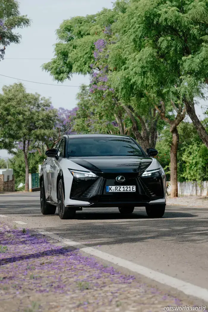 2026 Lexus RZ 550e Prima prova su strada: un veicolo elettrico elegante e sportivo che non può percorrere lunghe distanze