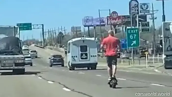 Un Hombre Conduce un Scooter Eléctrico a 65 MPH Por una Interestatal de Texas y De Alguna Manera No Muere