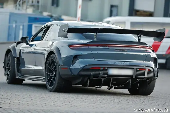 Avvistata: la Porsche Taycan GT4 RS estrema raggiunge il punto di rottura al Nürburgring