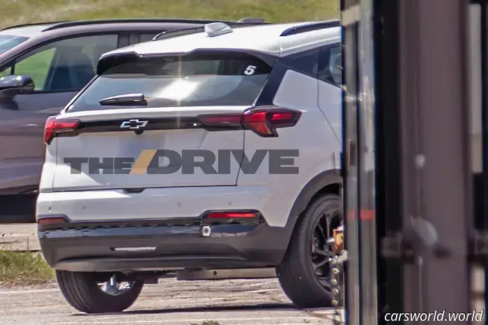 La Chevy Bolt 2027 avvistata: sembra più un restyling che un completo ridisegno.