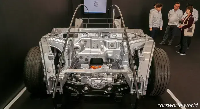 La rigidez es una mentira: la nueva plataforma de Honda se doblará a propósito para mejorar el comportamiento en curvas.