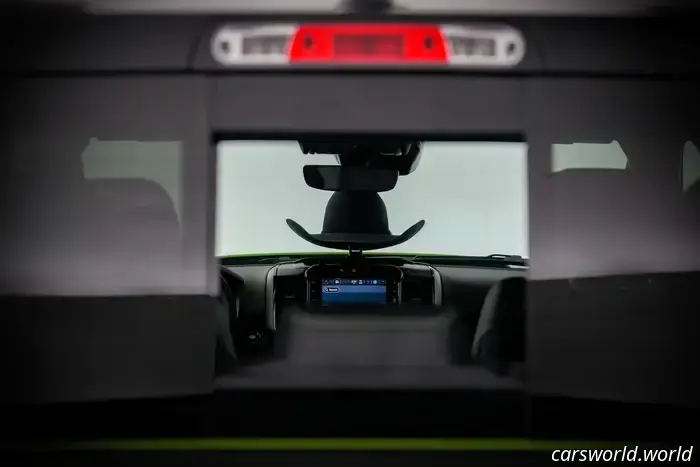 Ram спроектировала собственный держатель ковбойской шляпы на приборной панели