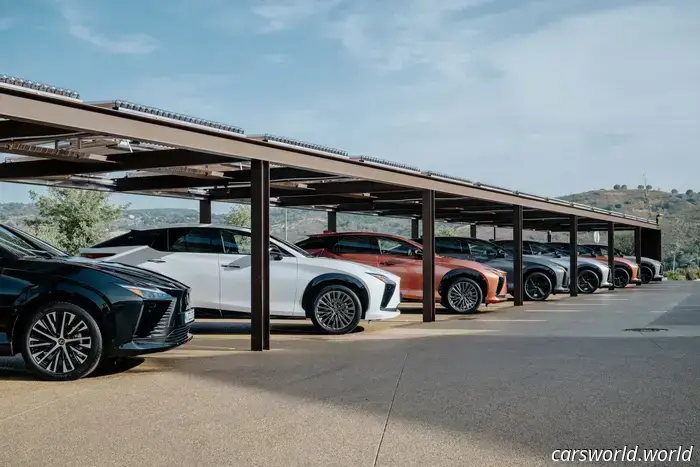 2026 Lexus RZ 550e Prima prova su strada: un veicolo elettrico elegante e sportivo che non può percorrere lunghe distanze