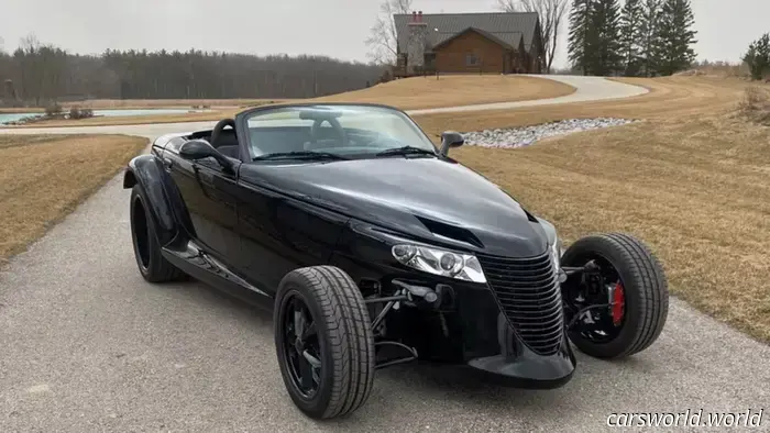 Questa officina ha trasformato la Plymouth Prowler in una Hellcat pronta all'uso.